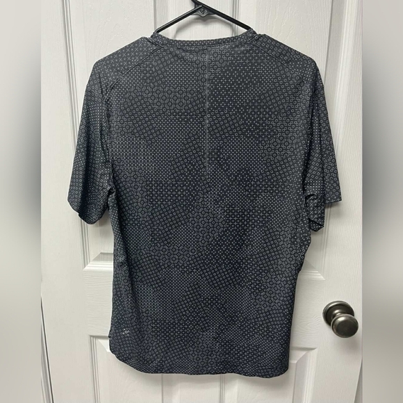 Lululemon Mens Run Out Short Sleeve - M/L - Picture 3 of 4